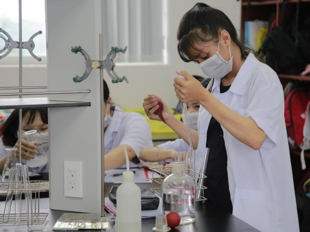 Cử nhân Quản lý tài nguyên và môi trường