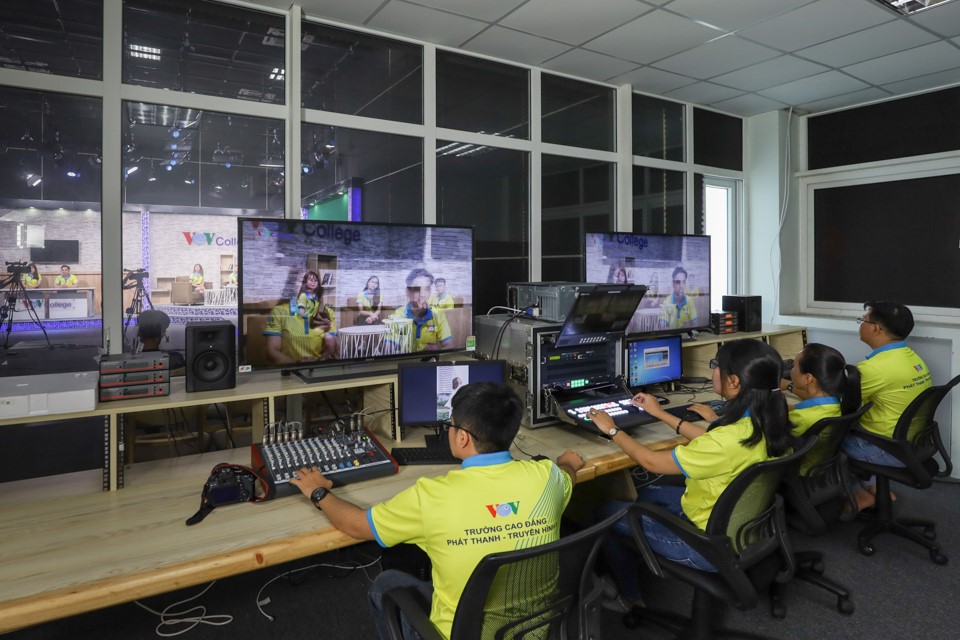 Kỹ sư thực hành Công nghệ phát thanh truyền hình