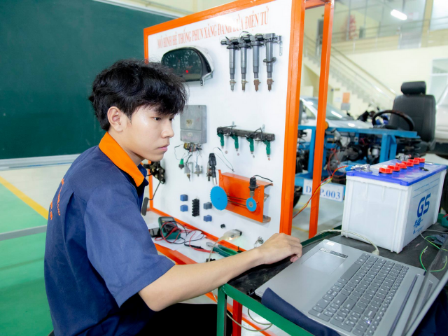 Kỹ sư thực hành Điện tử công nghiệp