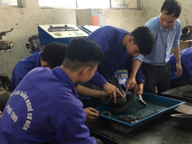 Trung cấp Công nghệ ô tô 