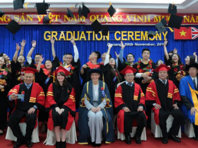  Cử nhân Tài chính ngân hàng
