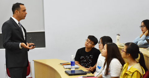  Cử nhân Kinh doanh chuyên ngành Tài chính ứng dụng