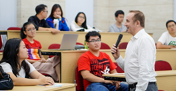  Cử nhân Kinh doanh chuyên ngành Tài chính ứng dụng