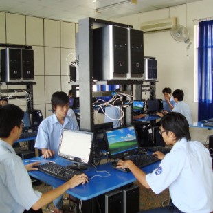 Cử nhân Quản trị mạng máy tính