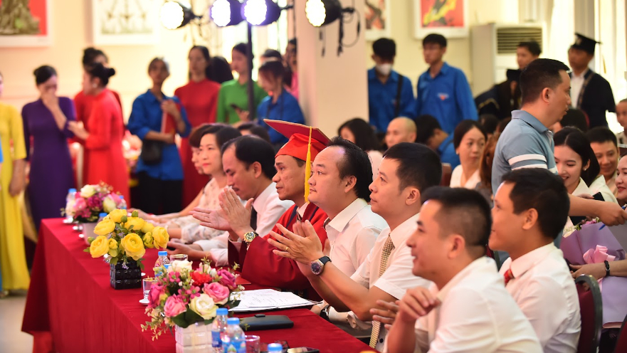 Cử nhân Thiết kế thủy tinh