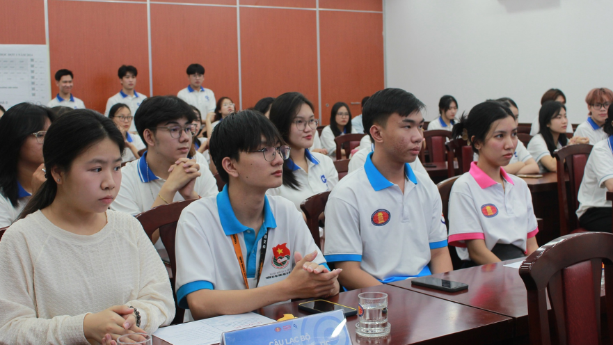 Cử nhân Quan hệ quốc tế