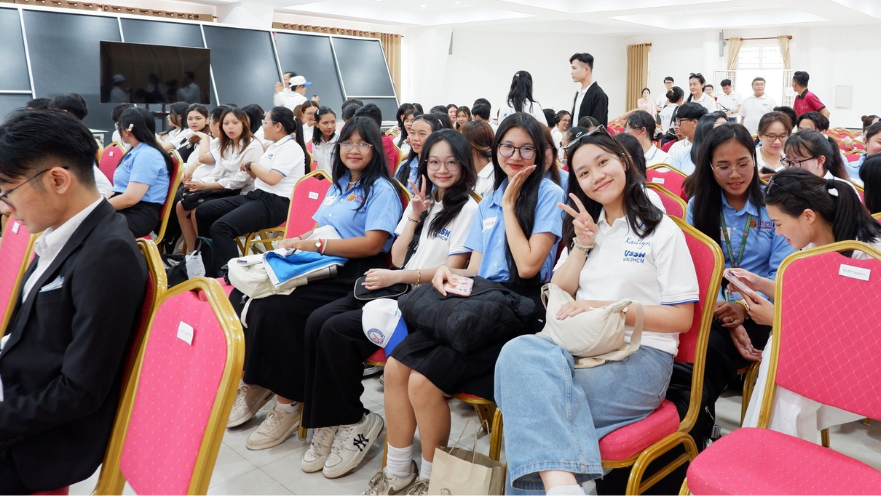Cử nhân Báo chí