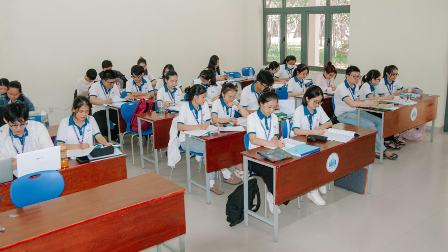 Cử nhân Luật