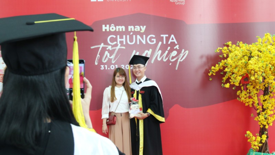 Cử nhân Luật 