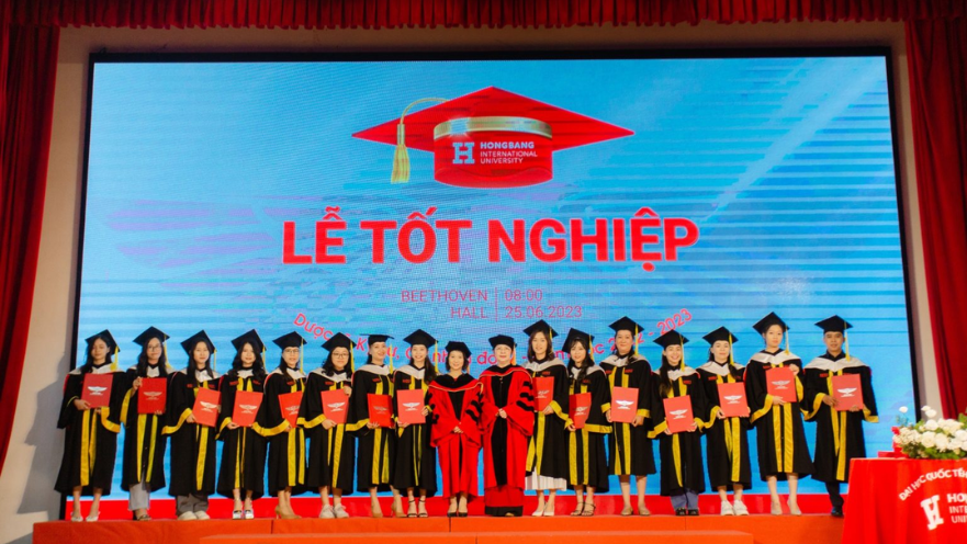Cử nhân Luật 