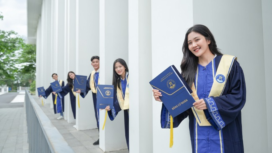 Cử nhân Luật