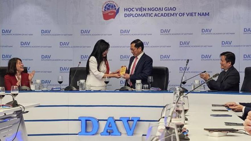 Cử nhân Quan hệ Quốc tế