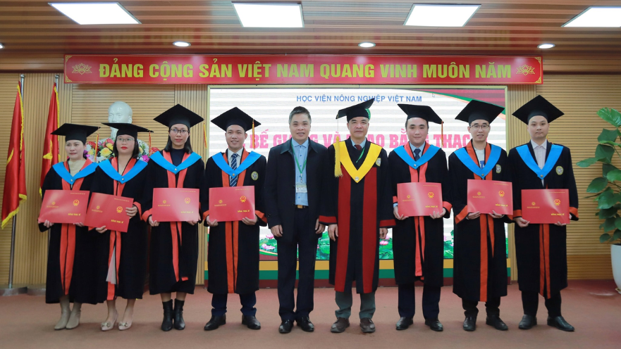 Tiến sĩ Quản trị kinh doanh