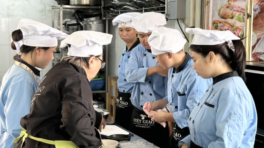 Chuyên viên pha chế Bartender