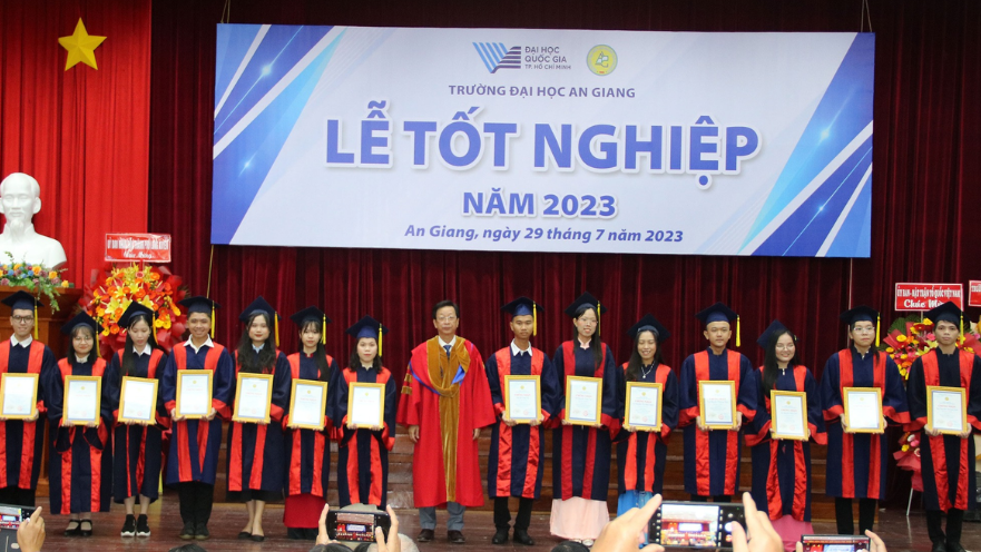 Cử nhân Việt Nam học