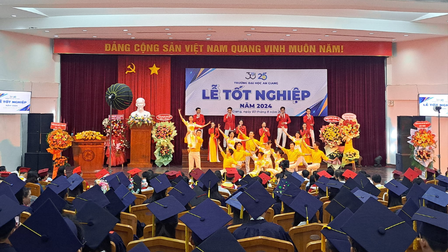 Cử nhân Văn học