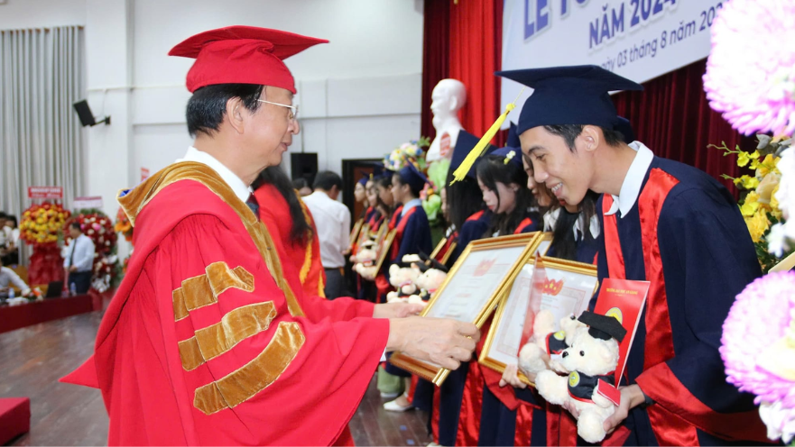 Cử nhân Triết học