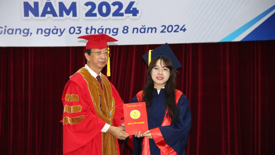 Cử nhân Ngôn ngữ Anh