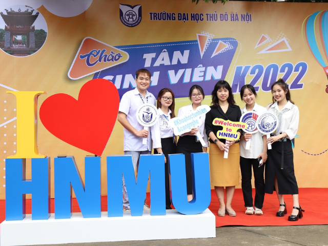 Cử nhân Chính trị học